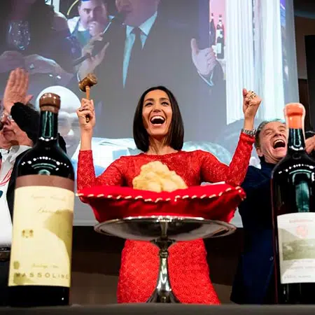 Chef italiano paga mais de 650 mil reais por uma trufa branca Leilão de trufas brancas de Alba