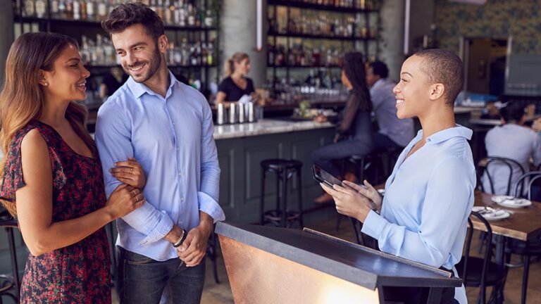Restaurante com fila: Ir embora ou esperar eis a questão