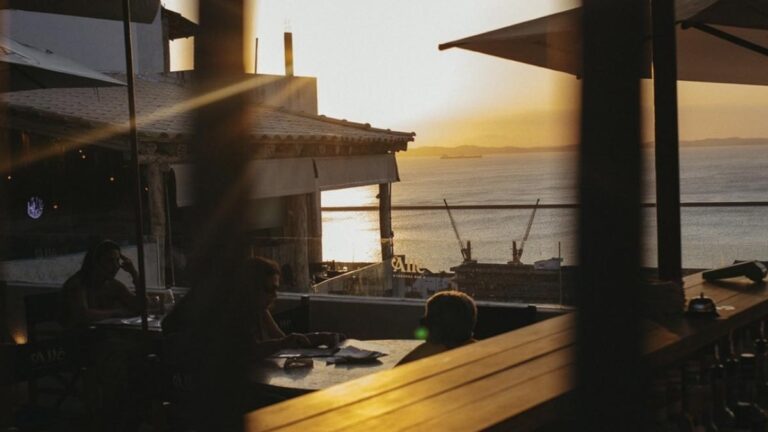 Allê Golden Summer une gastronomia, música e performances em Sunset All Inclusive no Carmo