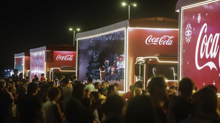 Caminhões iluminados da Caravana de Natal da Coca-Cola chegam em Salvador neste sábado
