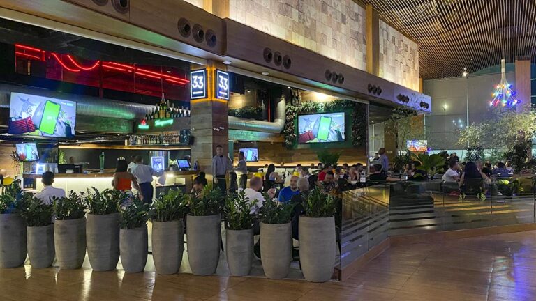 Assédio em bares e restaurantes: mulheres na Bahia não contam com lei que as protejam