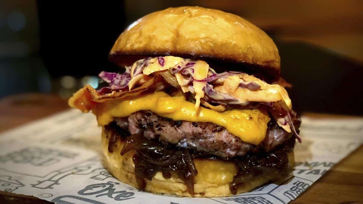 Tá Rebocado! e o Chef Dan Morais lançam hambúrguer exclusivo para Saint Patricks Day