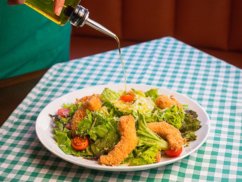 Salada de camarão crocante da Cantina Volpi, novidade no cardápio em comemoração dos 30 anos do restaurante