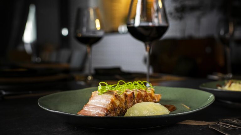 Carvão: Nova Varanda Climatizada e Menu Especial de Happy Hour