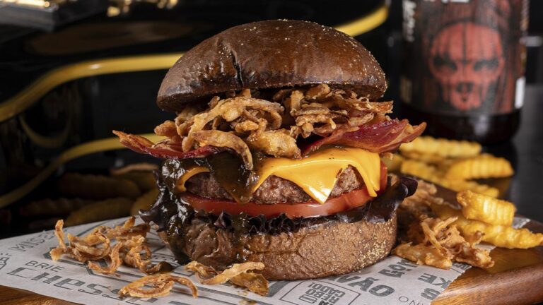 Hamburgueria baiana faz homenagem ao Dia Mundial do Rock