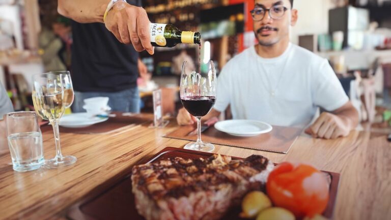 Sertanejo na Mesa: La Pulperia recebe shows ao vivo no sábado