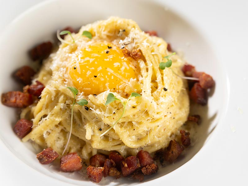 Puxadinho renova menu com toque autoral e baianidade do chef Jamil Máximo carbonara baiano