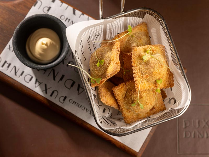 Puxadinho renova menu com toque autoral e baianidade do chef Jamil Máximo Ravioli Frito com moela do Puxadinho, por chef Jamil Máximo