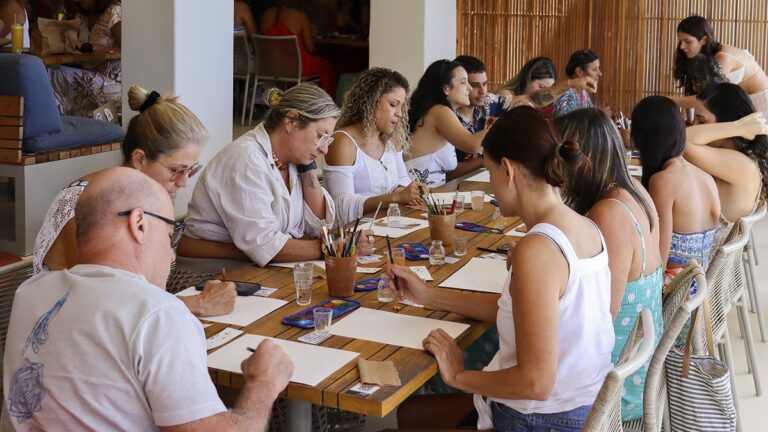 Arte, brunch e mar à vista: Blue Praia recebe nova edição do “Comer, Beber e Pintar”