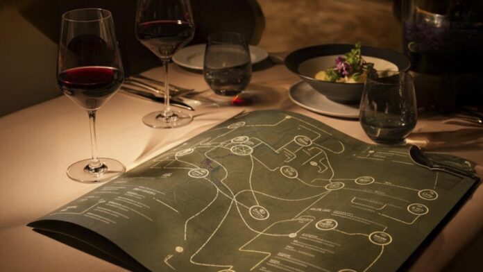 por tras de uma carta de vinhos