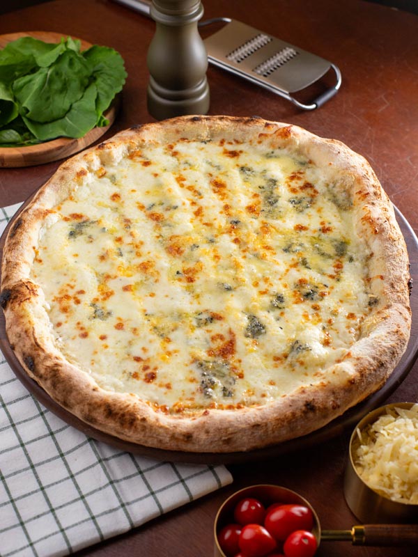 Forneria Di Liana chega com pizzas artesanais e corte à tesoura forneria di liana 4 queijos