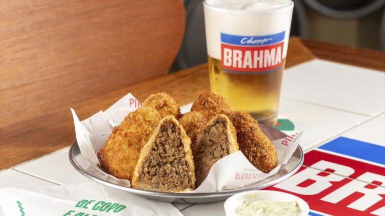 Guia de Bares Brahma em Salvador: cerveja gelada e pratos clássicos se encontram