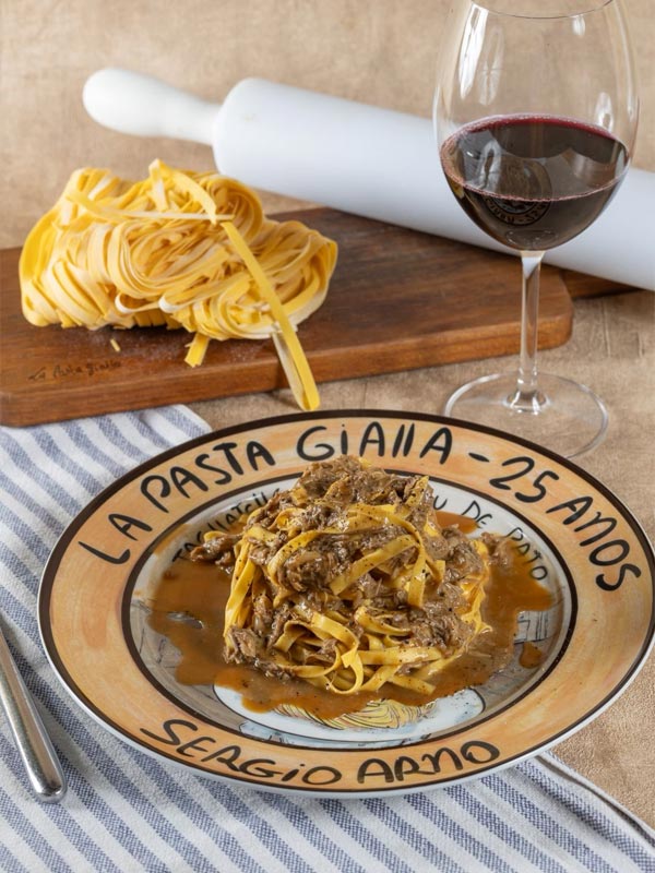 25 anos de La Pasta Gialla: tradição italiana ganha menu comemorativo em Salvador tagiatelle ao regu de pato
