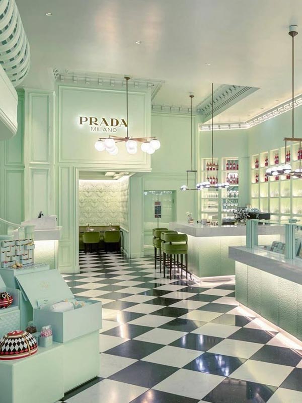 Branding Sensorial: O Café Carrega a Reputação da Sua Marca Prada Caffè e seu branding sensorial