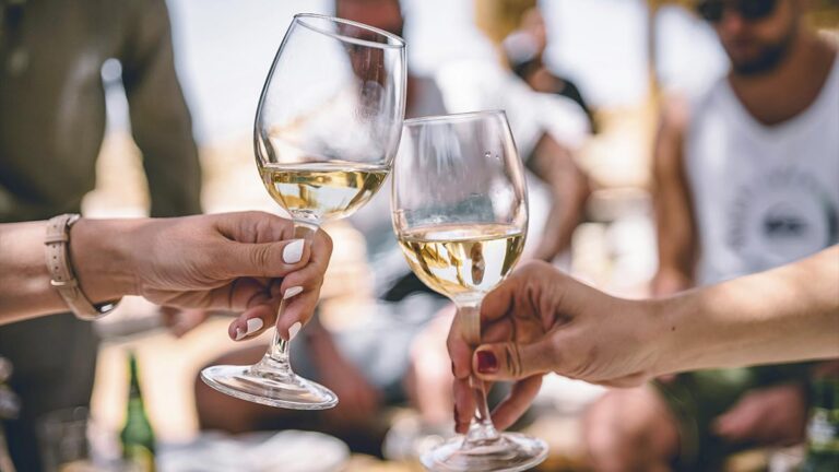 3 Vinhos Brancos que Parecem Caros (e Muitas Vezes Não São)